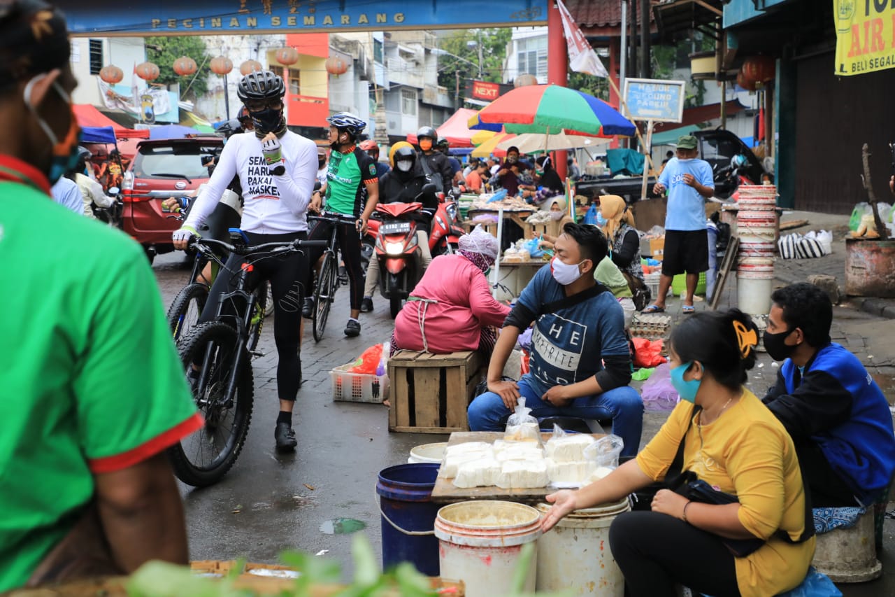 Hari Pertama PPKM, Ganjar Menyusuri Kota Semarang Ingatkan Warga Pakai Masker